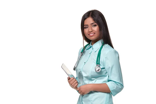 Entzückende indische Ärztin Krankenschwester mit Stethoskop in Aquamarin Kleid isoliert auf weißem Hintergrund — Stockfoto