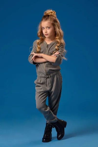 Niña con un pelo largo y rizado en una ropa de moda —  Fotos de Stock