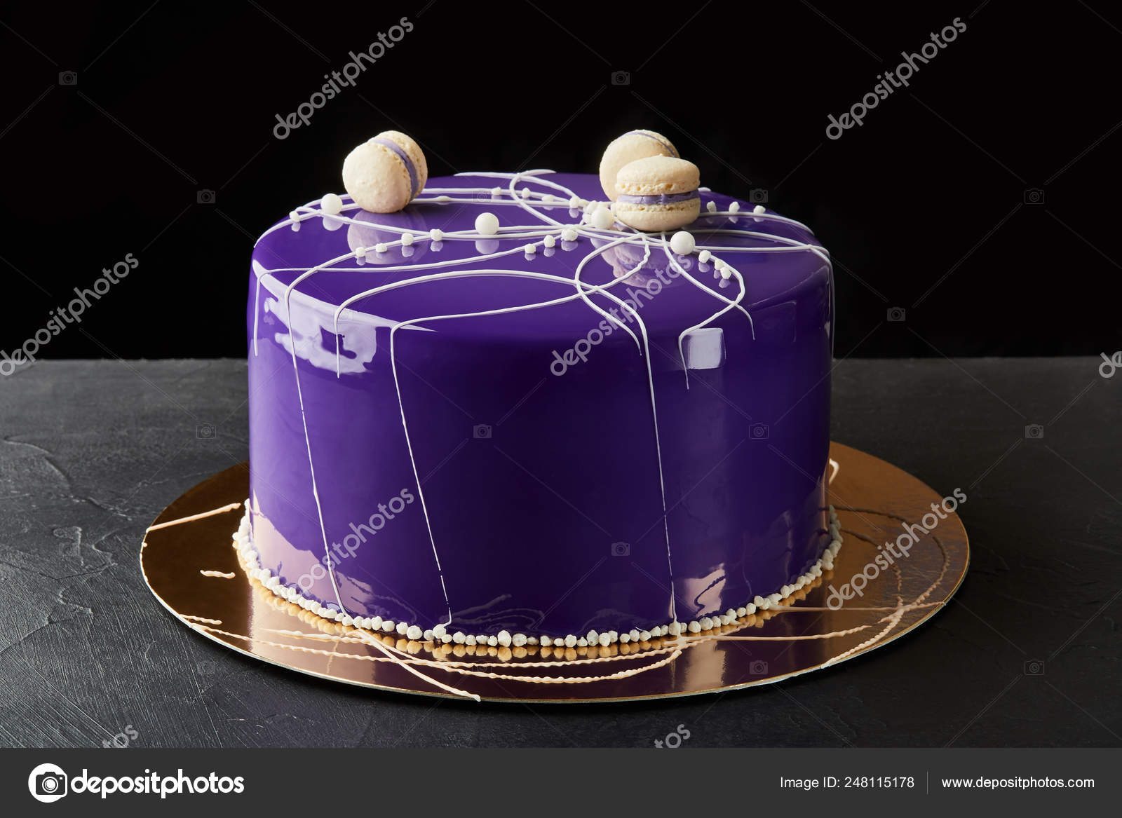 Gratulerer med dagen flerlagskake. Med lilla glasur og makroner. Lilla og  hvitt tema – stockfoto © nazarov.dnepr@gmail.com #248115178, image size:1600x1167