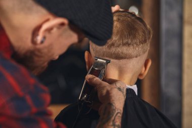 Beyaz çocuk saç kesimi içinde berber dükkanı kapalı Başlarken