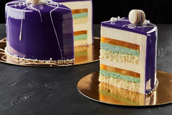 Ευτυχισμένος γενέθλια multi στρώμα κέικ. Με μωβ κερασάκι και αμυγδαλωτά. Μωβ και άσπρο θέμα — Φωτογραφία Αρχείου