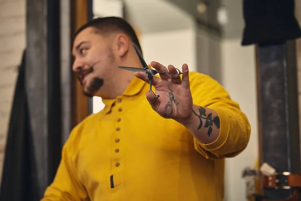 Elegante peluquero con herramientas de peluquería en sus manos prepararse para el trabajo — Foto de Stock
