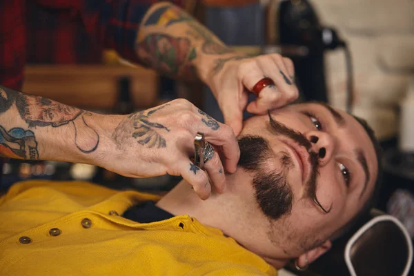 Kundin beim Bartschnitt im Friseursalon — Stockfoto