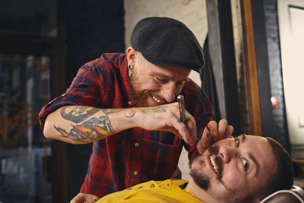 Client during beard shaving in barber shop — Stock Photo, Image