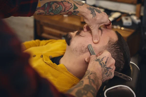 Cliente durante rasatura di barba in negozio di barbiere — Foto Stock