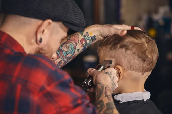 Caucásico chico consiguiendo corte de pelo en barbería interior — Foto de Stock