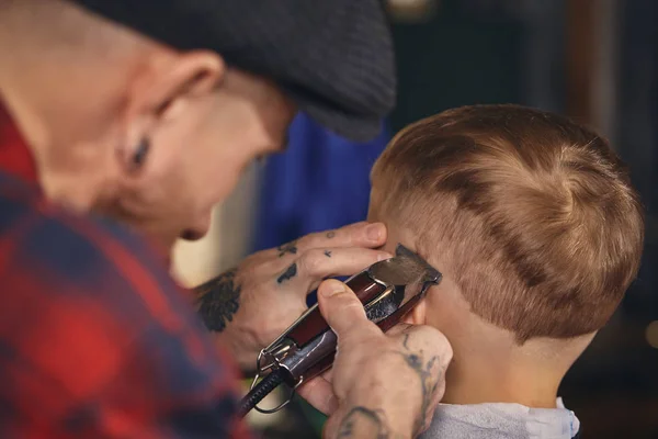 Kaukasischer Junge bekommt Frisur im Friseursalon — Stockfoto