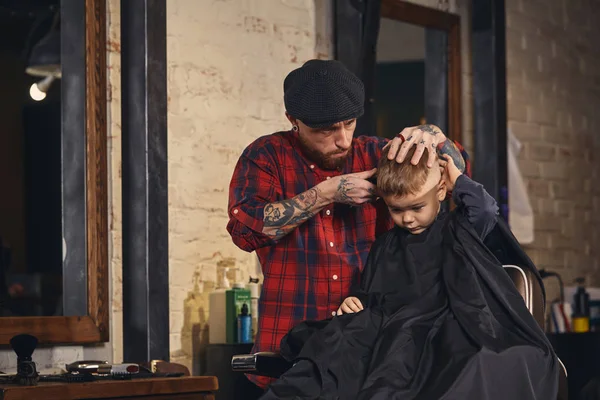 Kaukasischer Junge bekommt Frisur im Friseursalon — Stockfoto