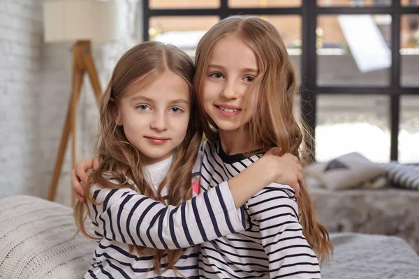 İki küçük kız yatak odasında oturup resim. — Stok fotoğraf