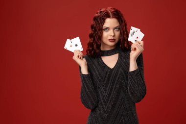 Güzel kızıl saçlı kadın bazı iskambil tutuyor. Casino