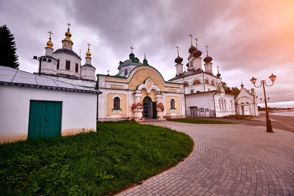 Iglesia ortodoxa rusa de cinco cúpulas con campanario . — Foto de Stock