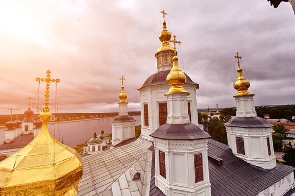 Cruces ortodoxas orientales sobre cúpulas de oro, cúpulas, contra cielo azul con nubes — Foto de Stock