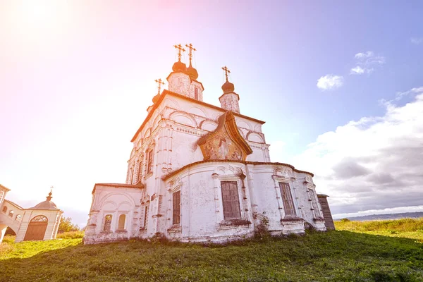 Vieille église orthodoxe au village. Vue d'été avec prairie florale. Éclair de soleil — Photo