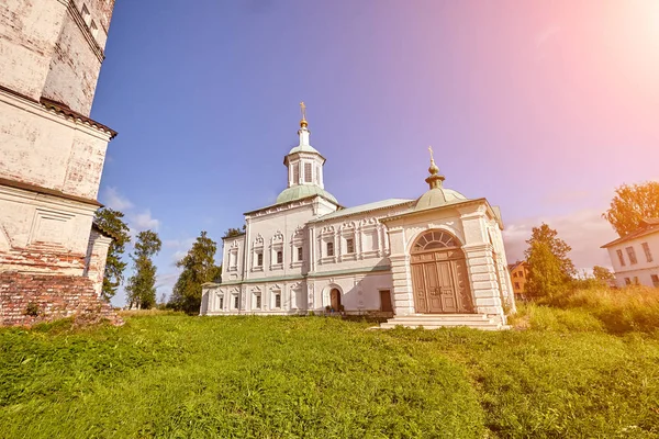 Eski Ortodoks Kilisesi Köyü'nde. Çiçek çayır yaz görünümüyle. Güneş parlaması — Stok fotoğraf