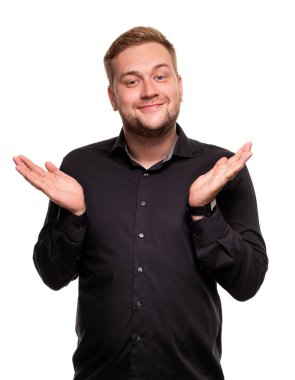 Duygu büyük ve rahat yakışıklı adam beyaz bir arka plan üzerinde izole bir siyah gömlekli.