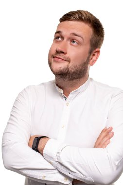 Beyaz bir arka plan üzerinde izole bir beyaz gömlek giymiş yakışıklı bir adam sakallı, şık saç kesimi, yatay portresi kapatın