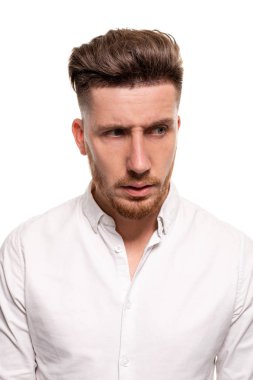 Beyaz gömlekli, beyaz bir arka plan üzerinde izole yakışıklı bir adam stüdyo fotoğrafı