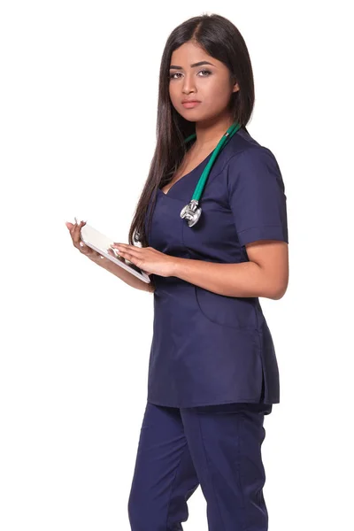 在白色背景查出的年轻的印度医生妇女的近距离画像与听诊器在脖子附近 — 图库照片