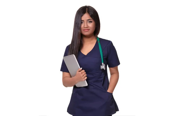 在白色背景查出的年轻的印度医生妇女的近距离画像与听诊器在脖子附近 — 图库照片