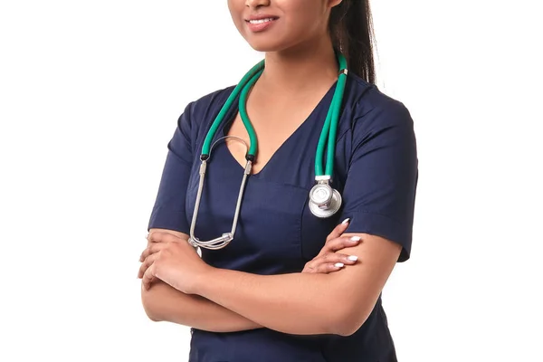 Beau jeune médecin avec un stéthoscope, isolé sur blanc — Photo