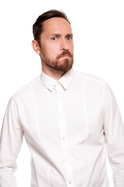 Hombre barbudo guapo con una camisa blanca posa, aislado sobre un fondo blanco — Foto de Stock