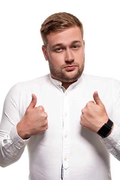 Close up retrato horizontal de um homem bonito com barba, corte de cabelo elegante, vestindo uma camisa branca, isolado em um fundo branco — Fotografia de Stock