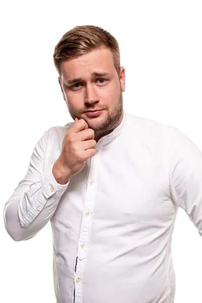 Gros plan portrait horizontal d'un bel homme barbu, coiffure élégante, chemise blanche, isolé sur fond blanc — Photo