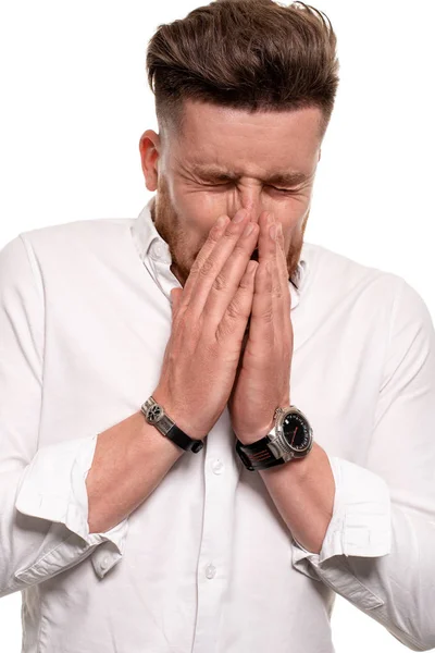 Studiofoto eines gut aussehenden Mannes in weißem Hemd, isoliert vor weißem Hintergrund — Stockfoto