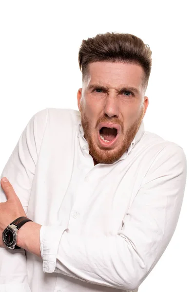 Studio foto di un bell'uomo in camicia bianca, isolato su uno sfondo bianco — Foto Stock