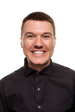 Yakışıklı genç bir siyah gömlekli yüzler, beyaz bir arka plan üzerinde izole dururken yapıyor