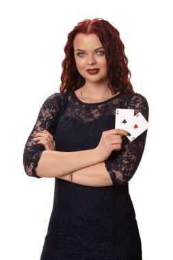 İskambil tutan genç kadın gece kıyafeti, uzun kızıl saçlı. Beyaz izole. Poker