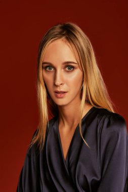 Kokteyl elbisesi güzel sarışın genç kadın portresi baştan çıkarıcı yakından