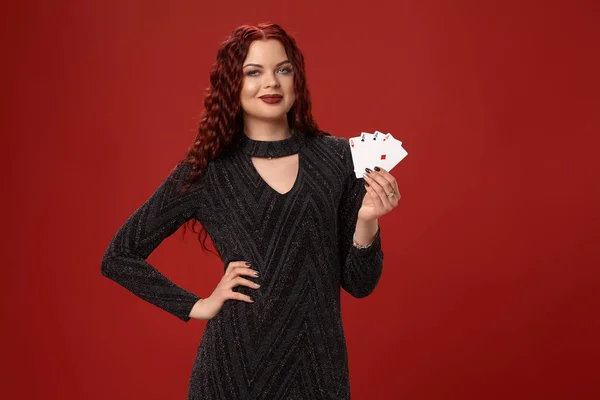 Krásná zrzavá žena drží některé hrací karty. Casino — Stock fotografie