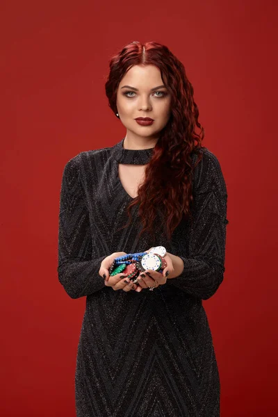 Bella donna dai capelli rossi ha in mano delle patatine. Casino — Foto Stock