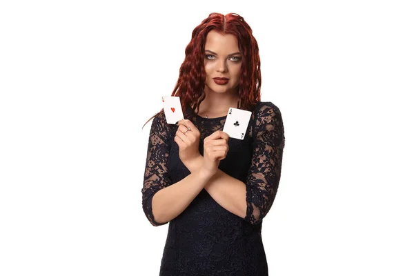 トランプのカードを保持している夜服装の長い赤い髪を持つ若い女性は。白で隔離。火かき棒 — ストック写真