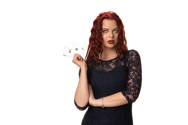 Fiatal nő, egy hosszú vörös haja este felszerelés, gazdaság játékkártya. Elszigetelt fehér. Póker — Stock Fotó