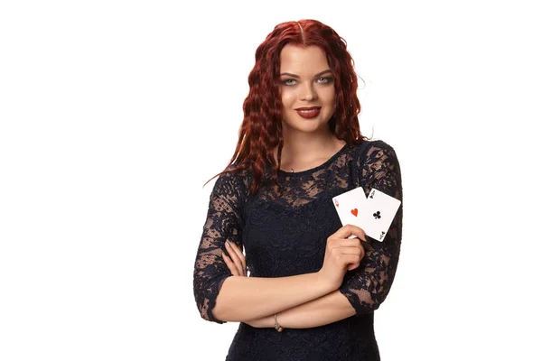 Giovane donna con lunghi capelli rossi in abito da sera, con in mano carte da gioco. Isolato su bianco. Poker — Foto Stock