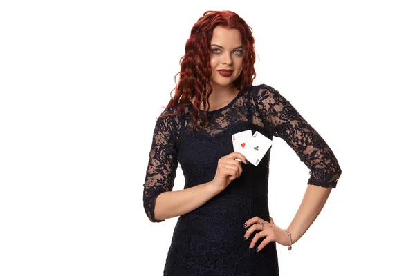 Mladá žena s dlouhé červené vlasy v večerní oblek, držící hrací karty. Izolované na bílém. Poker — Stock fotografie