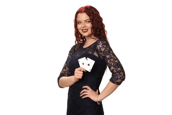 Giovane donna con lunghi capelli rossi in abito da sera, con in mano carte da gioco. Isolato su bianco. Poker — Foto Stock