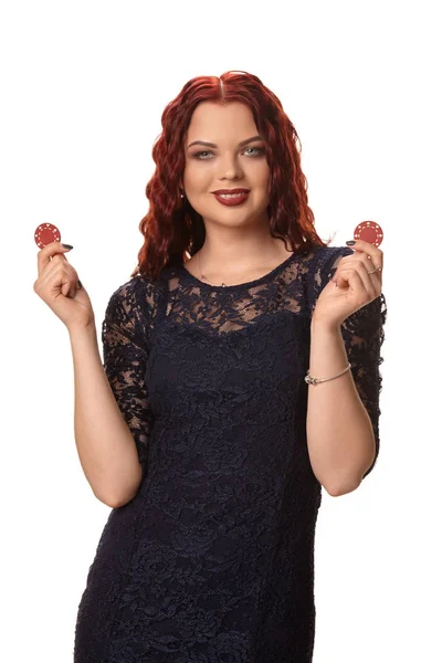 Sexy rossa donna con i capelli ricci è in posa con alcune chips rosse nelle sue mani. Poker — Foto Stock