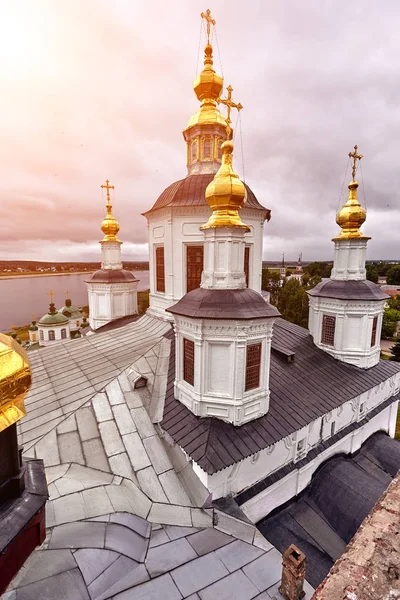 Cruces ortodoxas orientales sobre cúpulas de oro, cúpulas, contra cielo azul con nubes — Foto de Stock