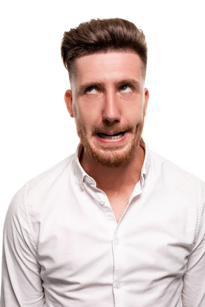 Studiofoto eines gut aussehenden Mannes in weißem Hemd, isoliert vor weißem Hintergrund — Stockfoto