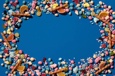 Bir kopya alanı orta görüntüsüyle tarafını yerleştirilen şekerler badem fotoğrafı