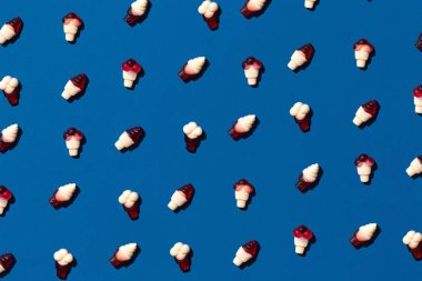 Üstten Görünüm görüntü lezzetli kavramı, en az tatlı şeker jöle fasulye renkli desen mavi pastel.