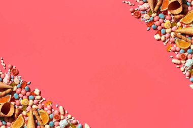 Çeşitli tatlılar, candys mercan arka plan fotoğrafı üzerinde palced vardır.