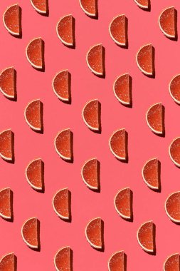 Mercan arka plan üzerinde renkli şekerlenmiş meyve portakal limon desen yaptı. Düz yatıyordu. En az kavramı