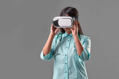 Bir sanal gerçeklik gözlüklü genç çekici doktor