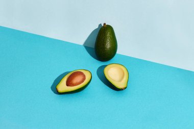 Taze meyve, Bütün avokado bileşimi ve iki halfs kesilerek avokado