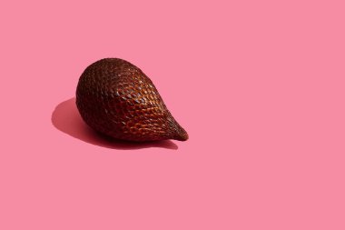 Yüksek kaliteli görüntü, Bütün salacca, pembe pastel meyve kompozisyonu kapatmak