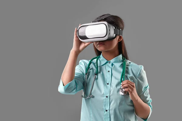 Giovane medico attraente in un occhiali realtà virtuale — Foto Stock